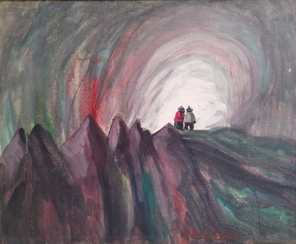 Óleo de Julio Pantoja Rodulfo, pintor peruano del siglo XX, titulado “Entrada al mundo andino”. En esta obra, dos figuras se sitúan en la cima de un paisaje montañoso mientras un cielo en espiral envuelve la escena con una atmósfera simbólica. La composición sugiere un tránsito espiritual y cultural hacia el universo andino, donde la tierra, el cielo y el ser humano se integran en una experiencia de contemplación y trascendencia.